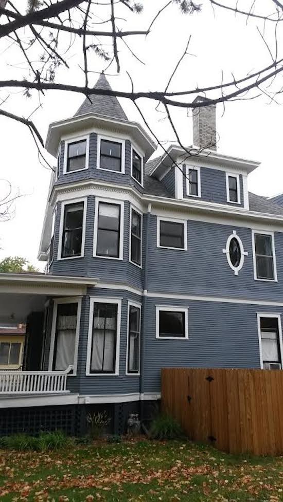 Ispirazione per la facciata di una casa grande blu a due piani con rivestimento in legno