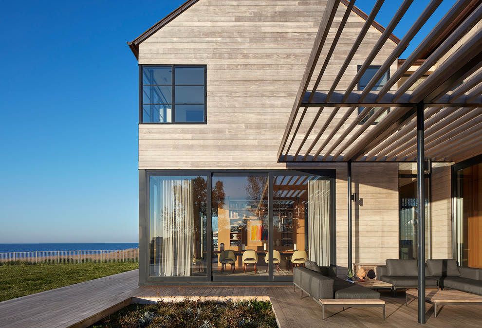 Idee per la facciata di una casa grigia moderna a due piani con rivestimento in legno