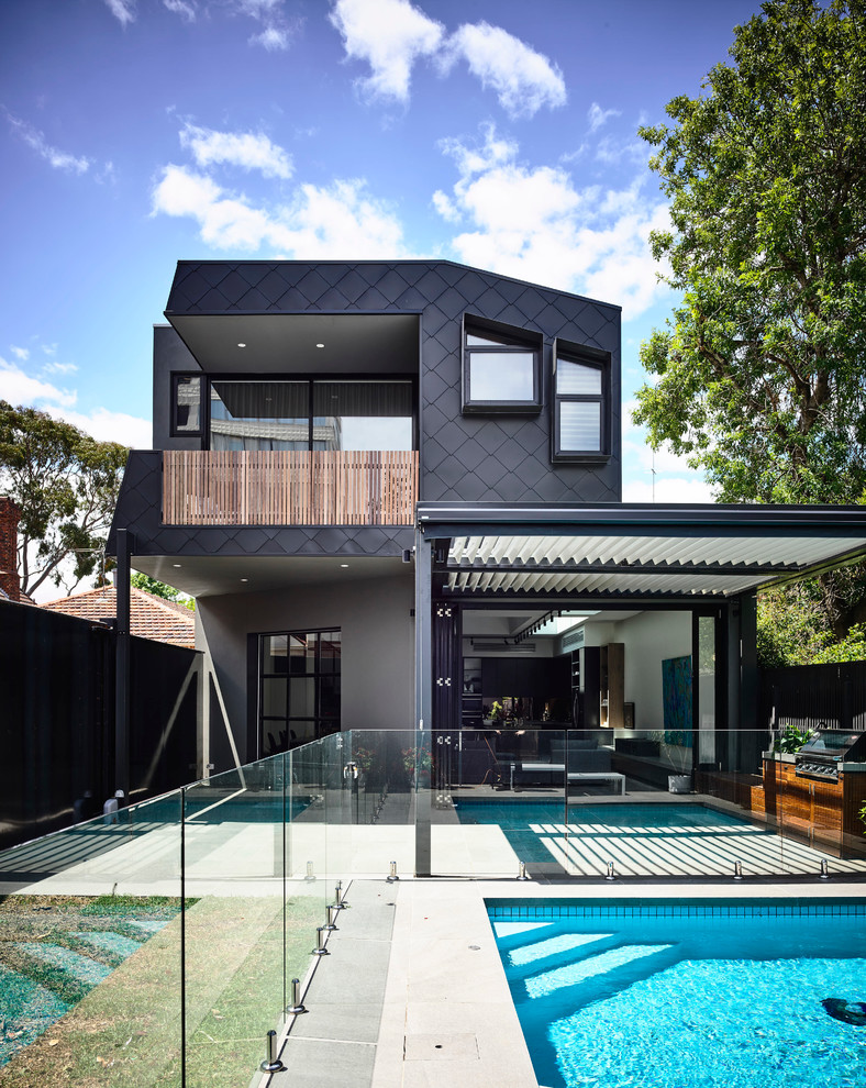 Zweistöckiges, Großes Modernes Haus mit Flachdach, Metallfassade und grauer Fassadenfarbe in Melbourne