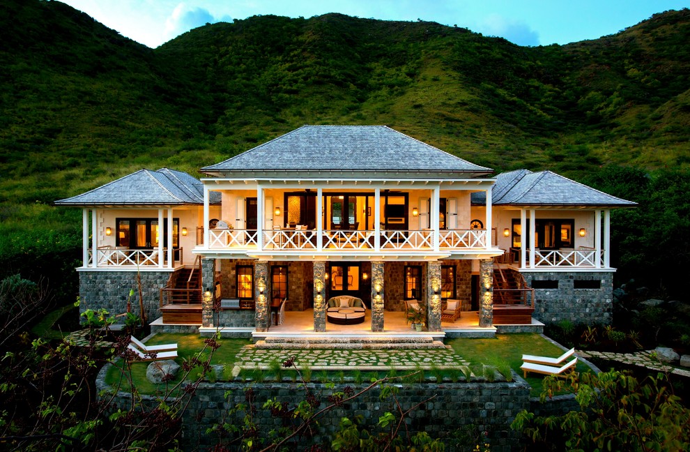 Foto della facciata di una casa grande tropicale a due piani