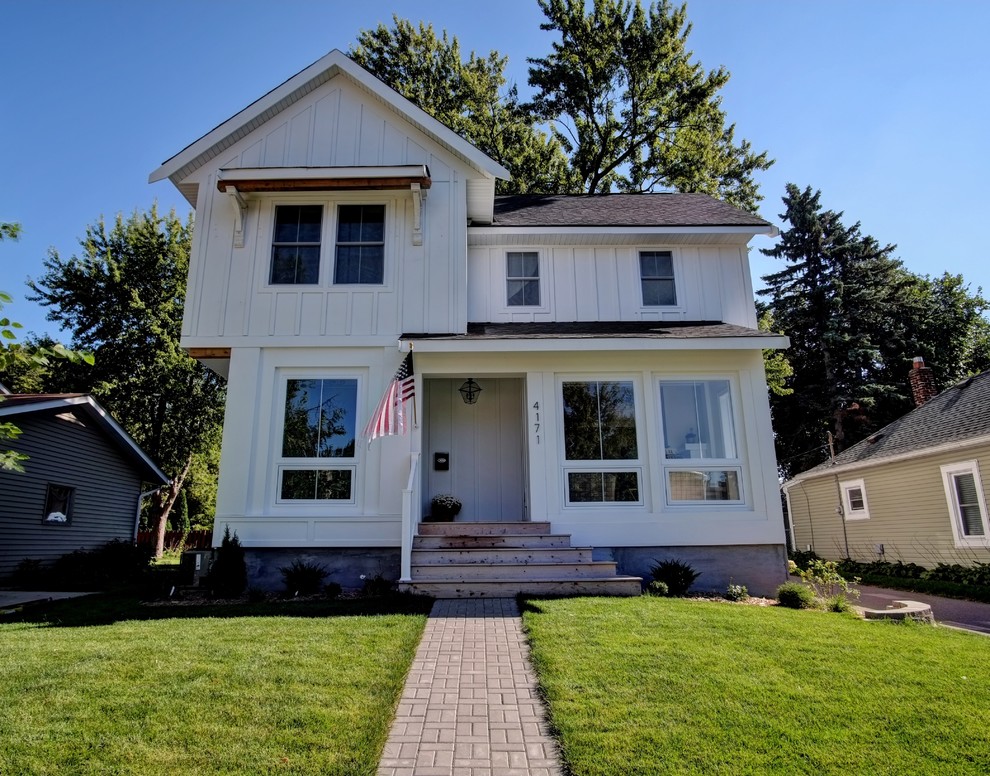 Example of a cottage exterior home design in Minneapolis