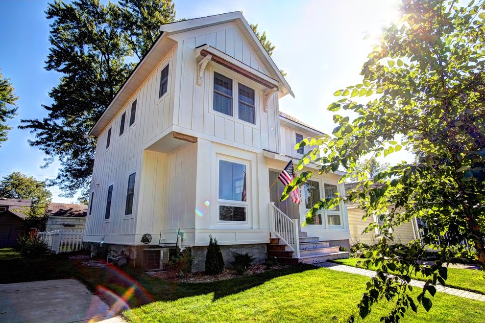 Cottage exterior home photo in Minneapolis