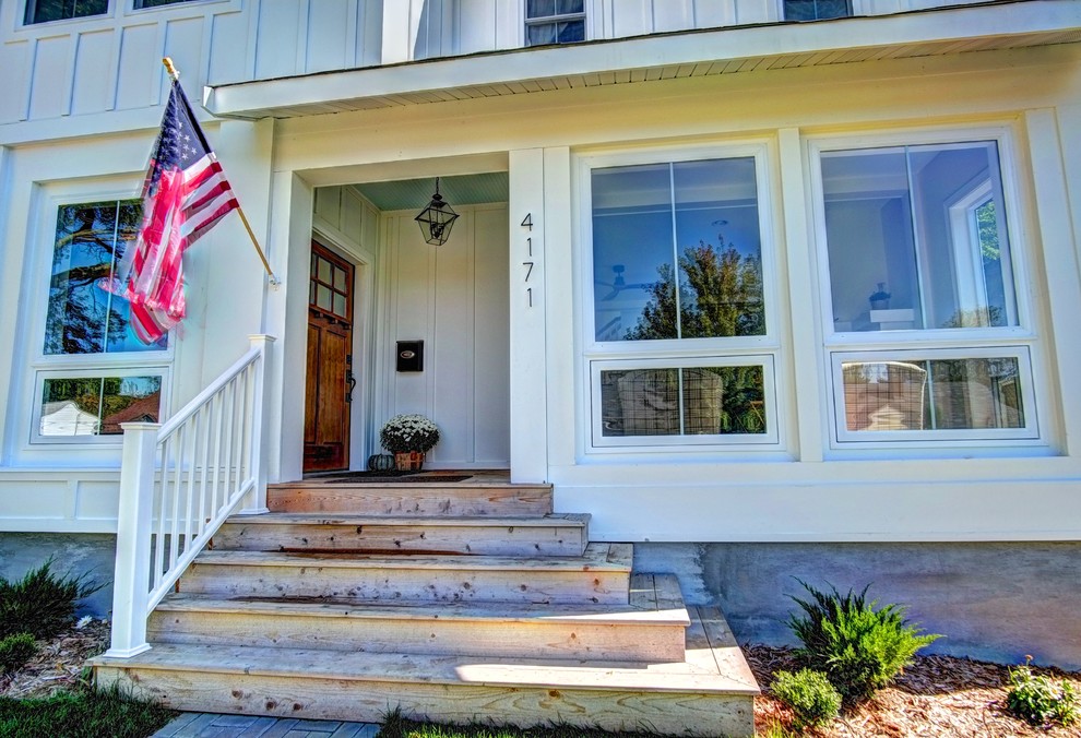 Cottage exterior home idea in Minneapolis