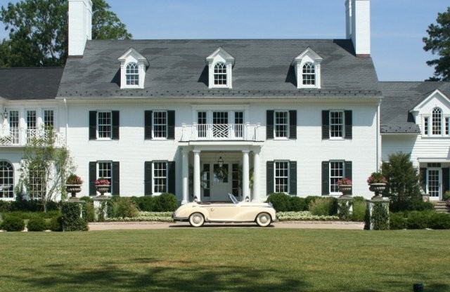 Foto della facciata di una casa grande bianca classica a due piani