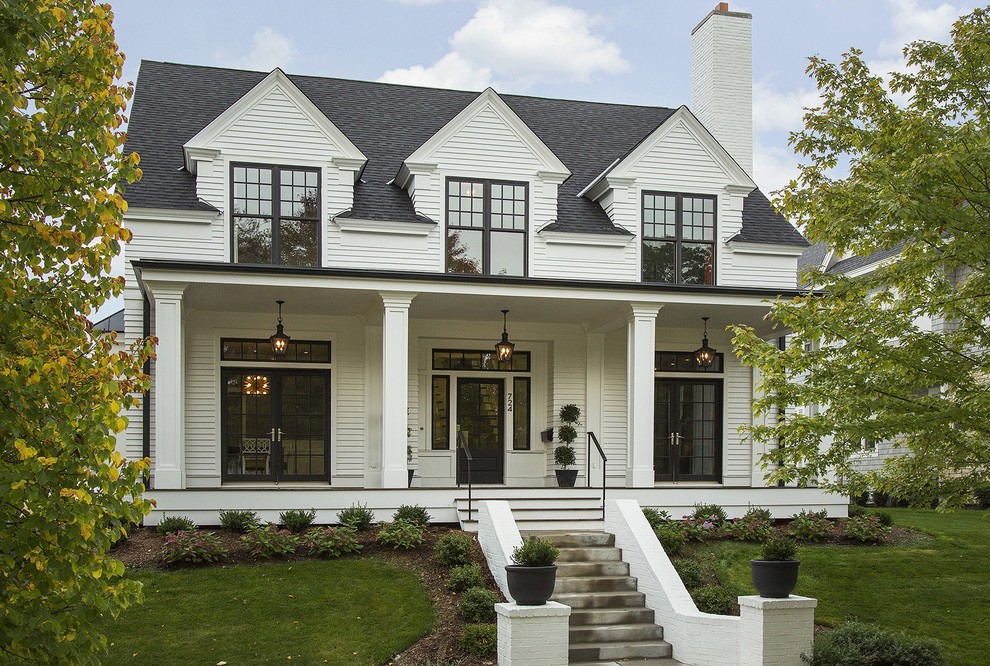 Aménagement d'une façade de maison blanche classique en bois à un étage et de taille moyenne avec un toit à deux pans.