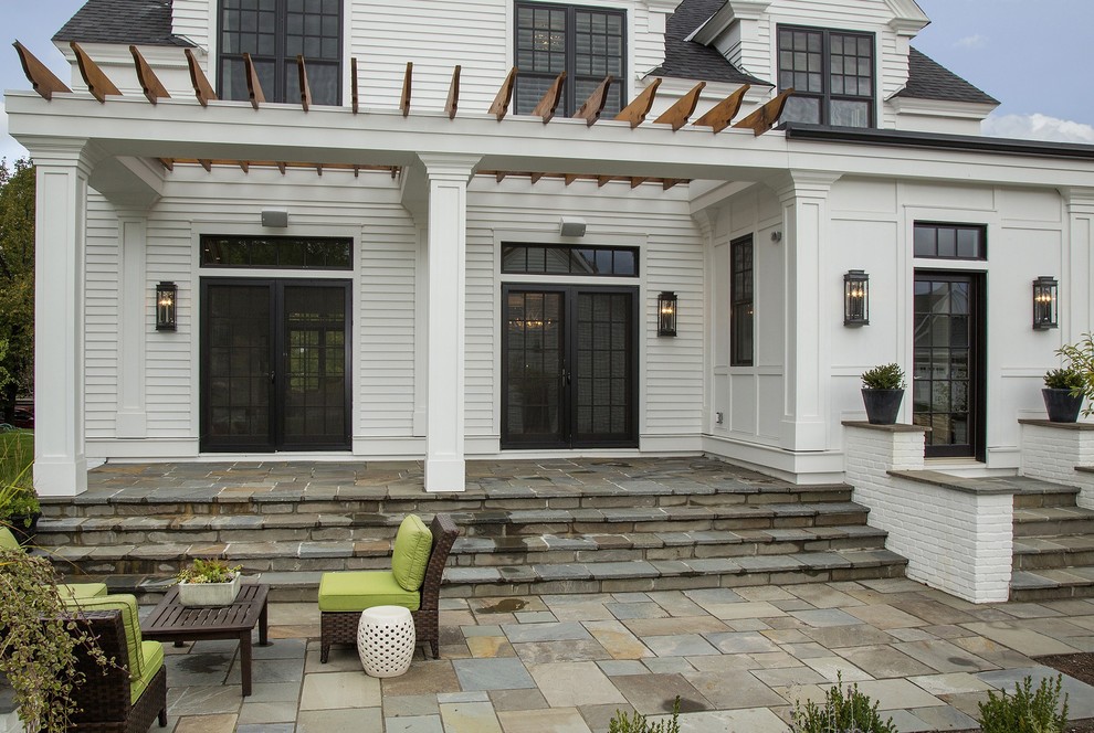Foto de fachada blanca clásica renovada de tamaño medio de dos plantas con revestimiento de madera y tejado a dos aguas
