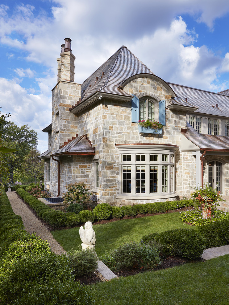 Idee per la villa grande multicolore classica a due piani con rivestimento in pietra, tetto a padiglione e copertura a scandole