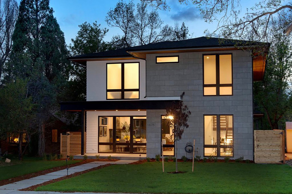 Свежая идея для дизайна: двухэтажный, серый частный загородный дом среднего размера в современном стиле с облицовкой из камня, полувальмовой крышей и крышей из смешанных материалов - отличное фото интерьера