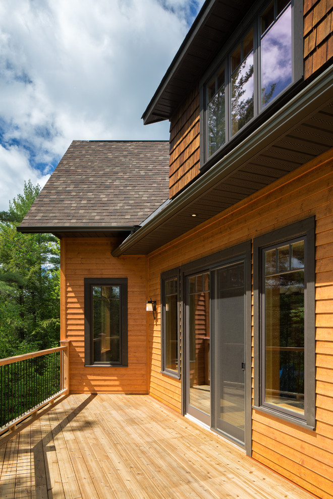Réalisation d'une grande façade de maison marron craftsman en bois à deux étages et plus avec un toit à deux pans.