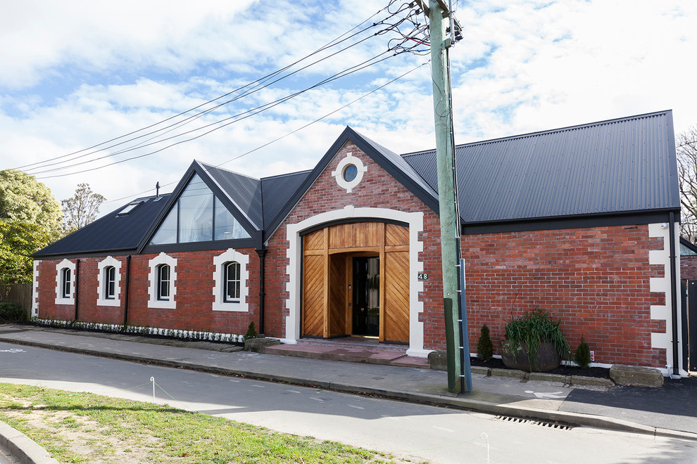 Einstöckiges Klassisches Einfamilienhaus mit Backsteinfassade, roter Fassadenfarbe, Satteldach und Blechdach in Christchurch