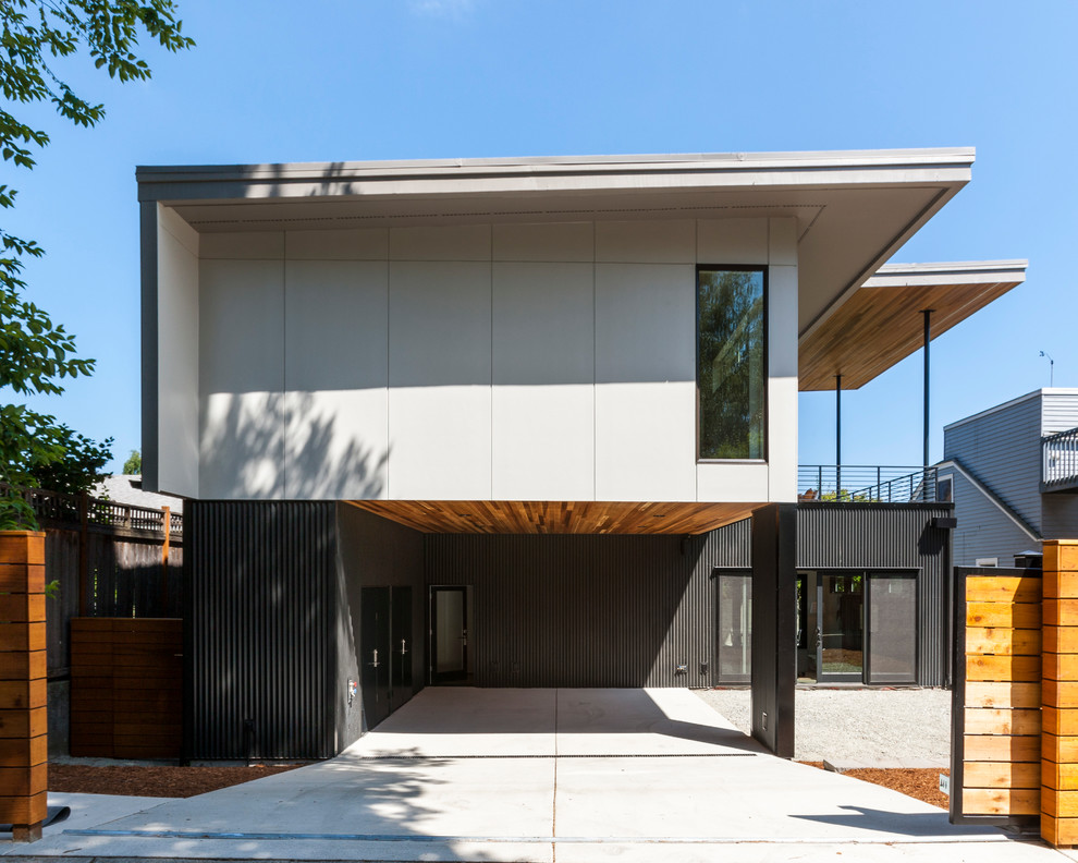 На фото: двухэтажный, разноцветный частный загородный дом среднего размера в стиле модернизм с облицовкой из металла, плоской крышей и зеленой крышей с