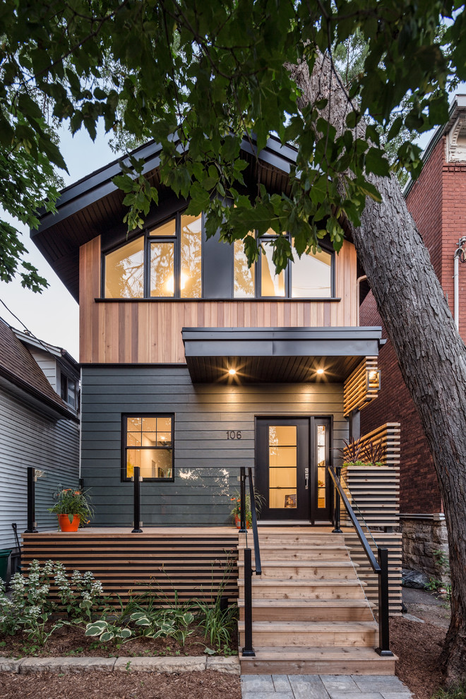 Idee per la facciata di una casa multicolore contemporanea a due piani di medie dimensioni con rivestimento in legno e tetto a capanna