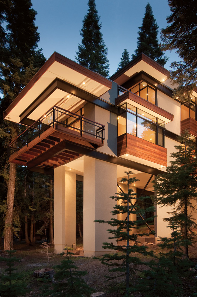 Photo of an expansive contemporary house exterior in Sacramento with three floors and a flat roof.