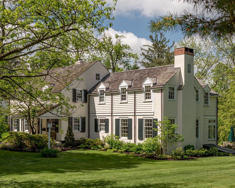 Mittelgroßes, Zweistöckiges Klassisches Einfamilienhaus mit Faserzement-Fassade, beiger Fassadenfarbe, Satteldach und Schindeldach in Philadelphia