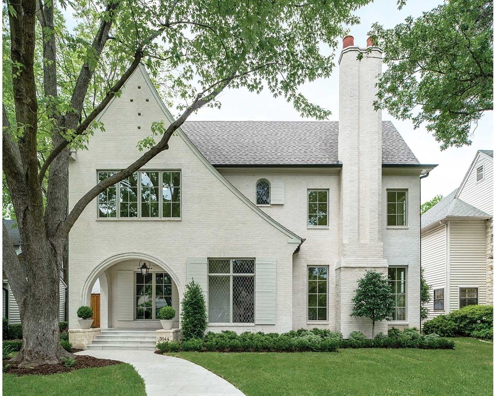 Zweistöckiges Klassisches Haus mit weißer Fassadenfarbe und Satteldach in Dallas
