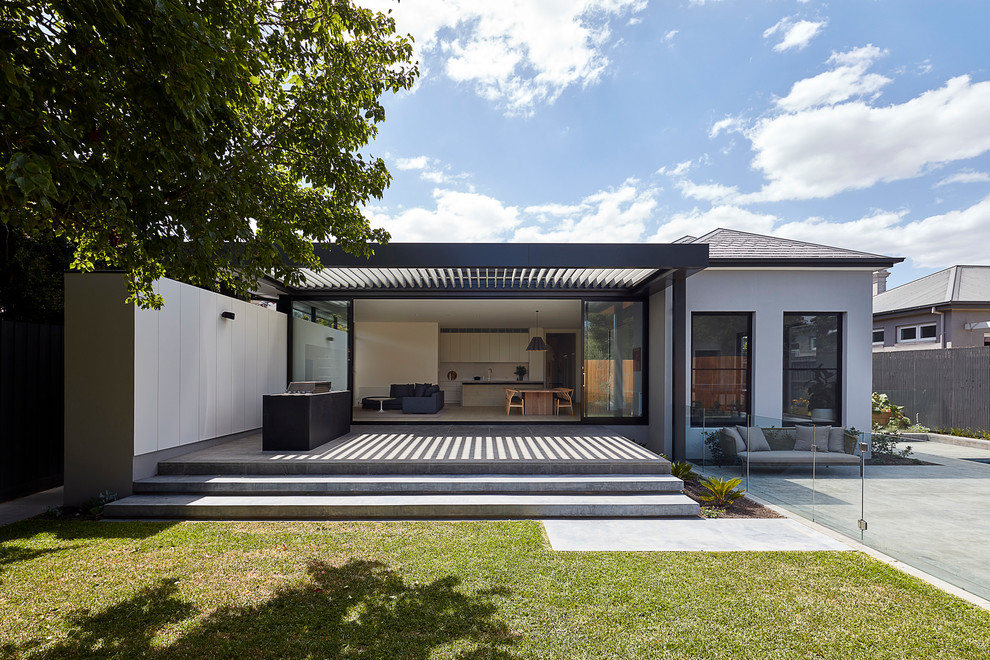 Einstöckiges Modernes Einfamilienhaus mit Putzfassade, weißer Fassadenfarbe, Walmdach und Schindeldach in Melbourne