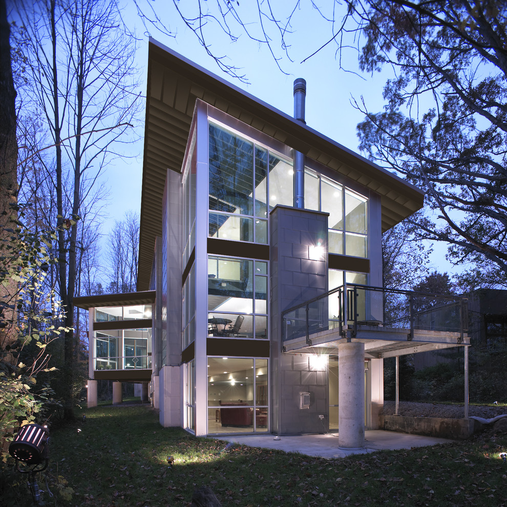 Foto de fachada minimalista con revestimiento de vidrio y tejado de un solo tendido