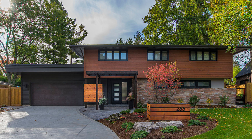 Zweistöckige Retro Holzfassade Haus mit brauner Fassadenfarbe und Satteldach in Toronto