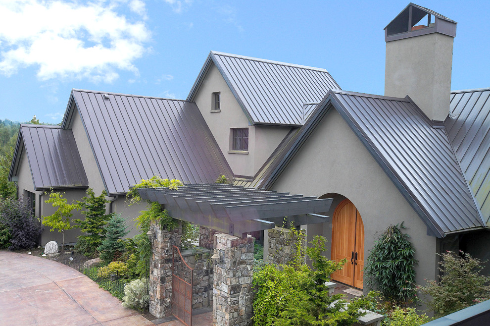 Imagen de fachada contemporánea de dos plantas con tejado de metal