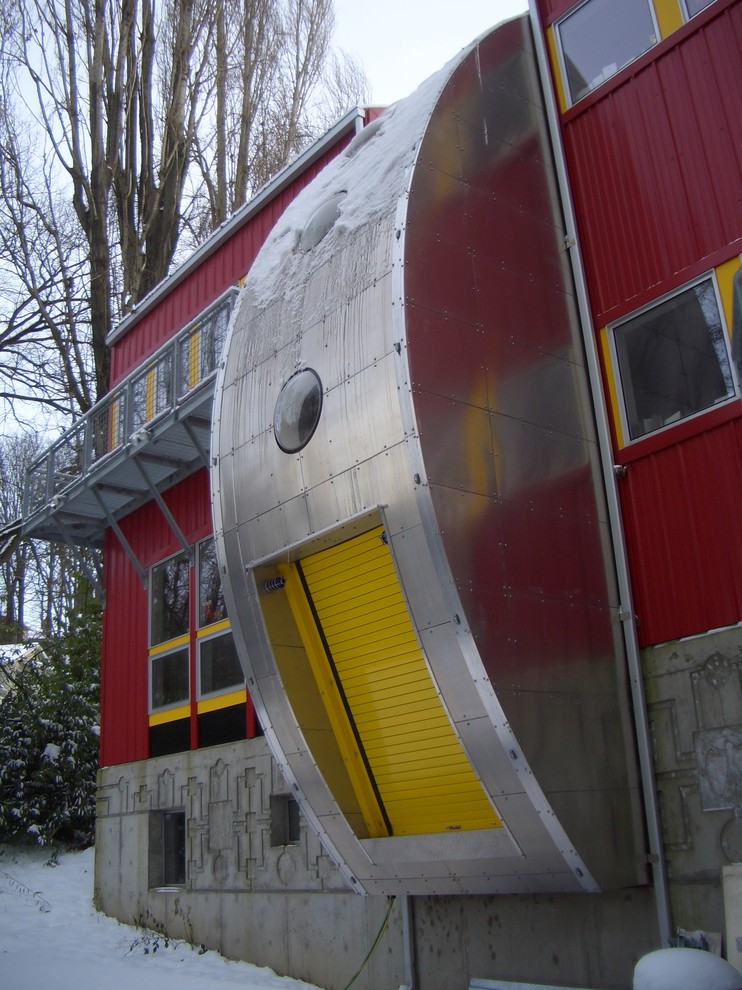 Inspiration för ett funkis rött hus, med metallfasad