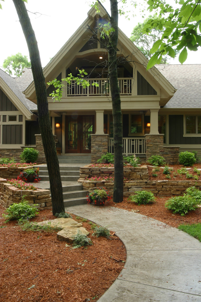 ミネアポリスにあるラグジュアリーなラスティックスタイルのおしゃれな家の外観 (石材サイディング) の写真