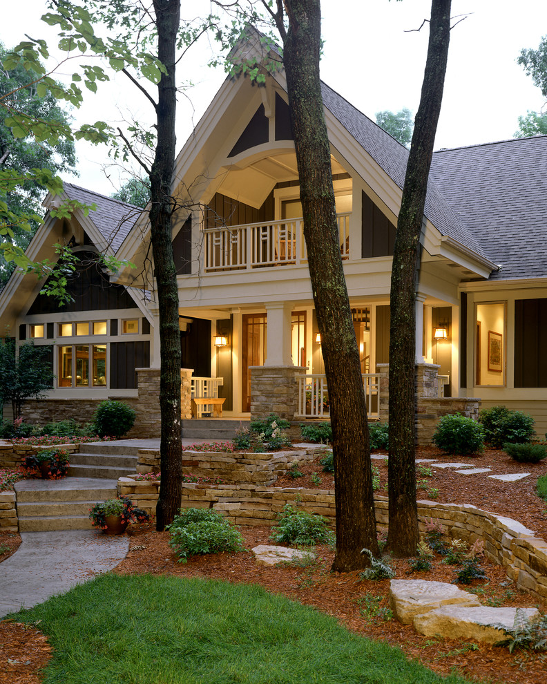 Zweistöckiges, Geräumiges Klassisches Haus mit brauner Fassadenfarbe, Steinfassade, Schindeldach und grauem Dach in Minneapolis