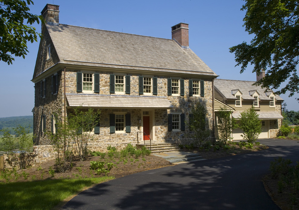 Mittelgroßes, Zweistöckiges Landhausstil Haus mit Steinfassade und Satteldach in Philadelphia