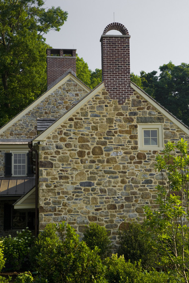 Mittelgroßes, Zweistöckiges Landhausstil Haus mit Mix-Fassade und Satteldach in Philadelphia