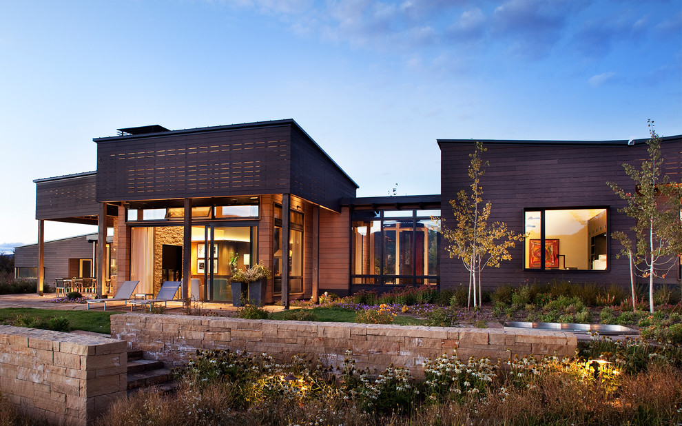 Große, Einstöckige Moderne Holzfassade Haus in Denver