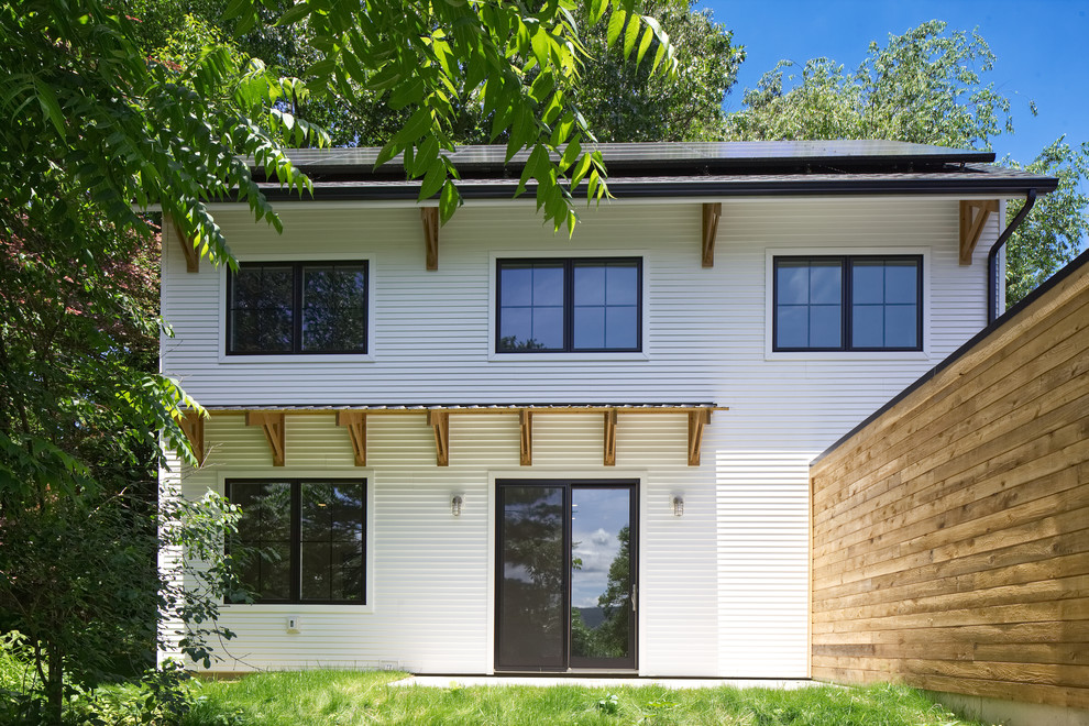 Modelo de fachada de casa bifamiliar gris clásica renovada de tamaño medio de dos plantas con revestimiento de madera, tejado a dos aguas y tejado de teja de madera