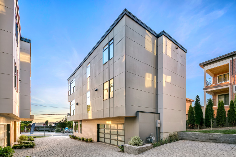 Mittelgroßes, Dreistöckiges Modernes Einfamilienhaus mit Mix-Fassade, bunter Fassadenfarbe und Flachdach in Seattle
