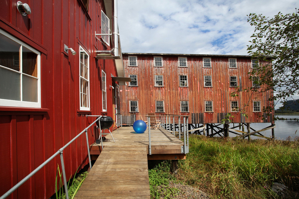 Große, Zweistöckige Industrial Holzfassade Haus mit roter Fassadenfarbe in Portland