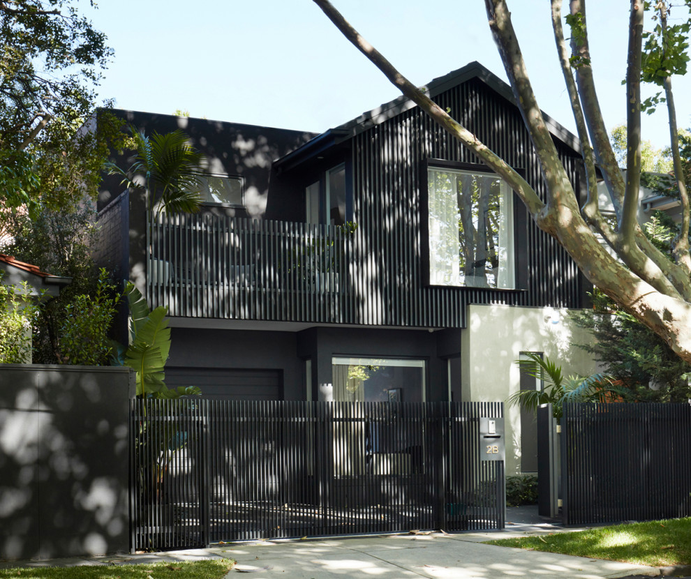 Idee per la facciata di una casa a schiera nera contemporanea a due piani di medie dimensioni con rivestimenti misti, tetto a capanna e copertura in metallo o lamiera