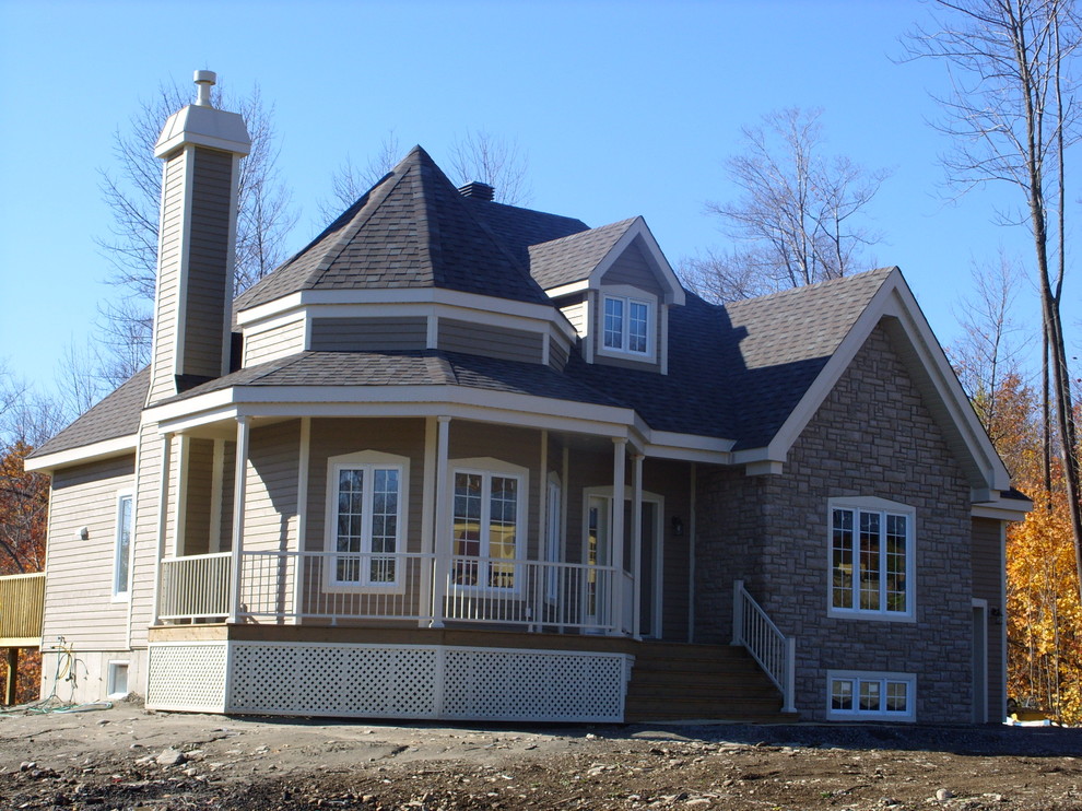 Photo of a medium sized and brown classic two floor detached house in Montreal with mixed cladding, a pitched roof and a shingle roof.