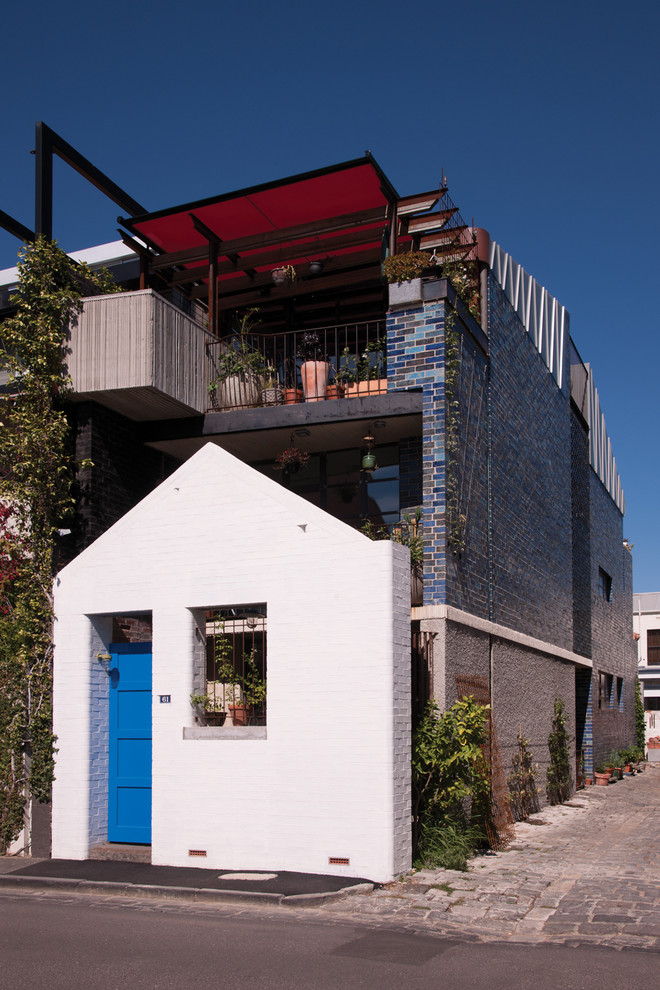 Foto della facciata di una casa eclettica a due piani con rivestimento in mattoni