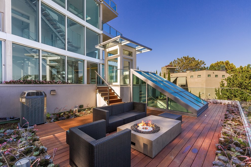 Dreistöckiges Modernes Einfamilienhaus mit Glasfassade und weißer Fassadenfarbe in San Diego