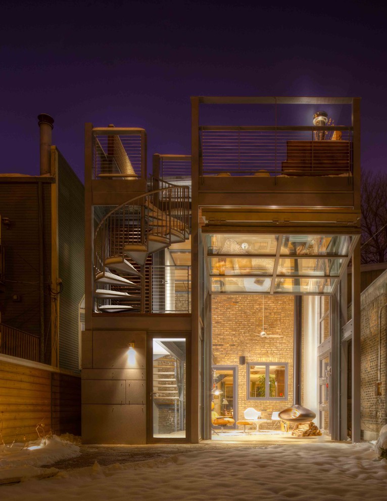 シカゴにある小さなコンテンポラリースタイルのおしゃれな家の外観 (ガラスサイディング) の写真