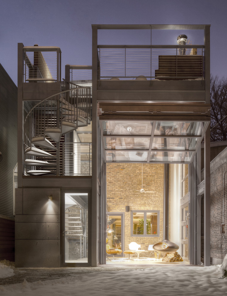 Kleines, Zweistöckiges Modernes Einfamilienhaus mit Glasfassade in Chicago