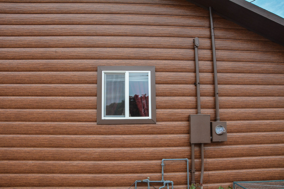 Foto på ett mellanstort rustikt hus, med allt i ett plan och metallfasad