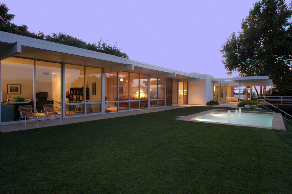Großes, Einstöckiges Retro Einfamilienhaus mit Glasfassade, weißer Fassadenfarbe und Flachdach in Los Angeles