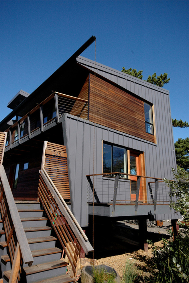 Свежая идея для дизайна: двухэтажный дом в морском стиле - отличное фото интерьера
