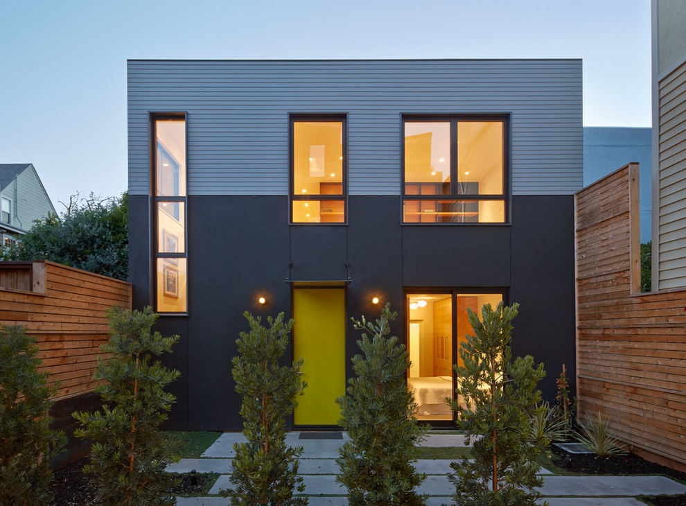 Aménagement d'une petite façade de maison métallique et marron contemporaine à deux étages et plus avec un toit en appentis.