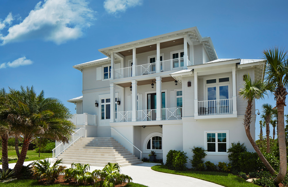 Großes, Dreistöckiges Einfamilienhaus mit Putzfassade, beiger Fassadenfarbe und Walmdach in Miami