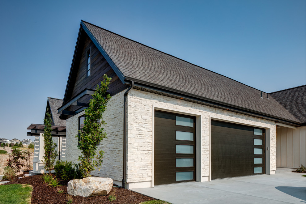 Immagine della villa grande beige contemporanea a due piani con tetto a capanna, copertura mista e rivestimento in pietra