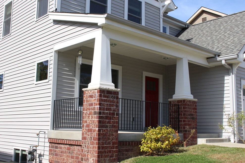 Mittelgroßes, Zweistöckiges Klassisches Einfamilienhaus mit Vinylfassade, grauer Fassadenfarbe, Satteldach und Schindeldach in St. Louis