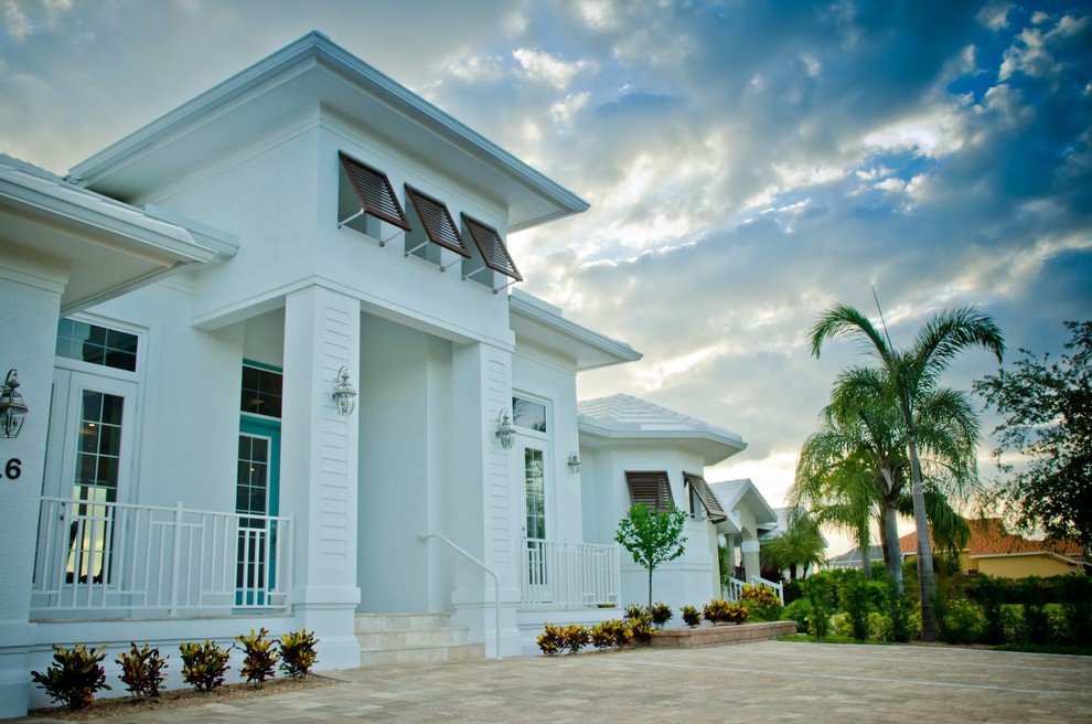 Mittelgroßes, Einstöckiges Maritimes Haus mit Putzfassade, weißer Fassadenfarbe und Flachdach in Miami