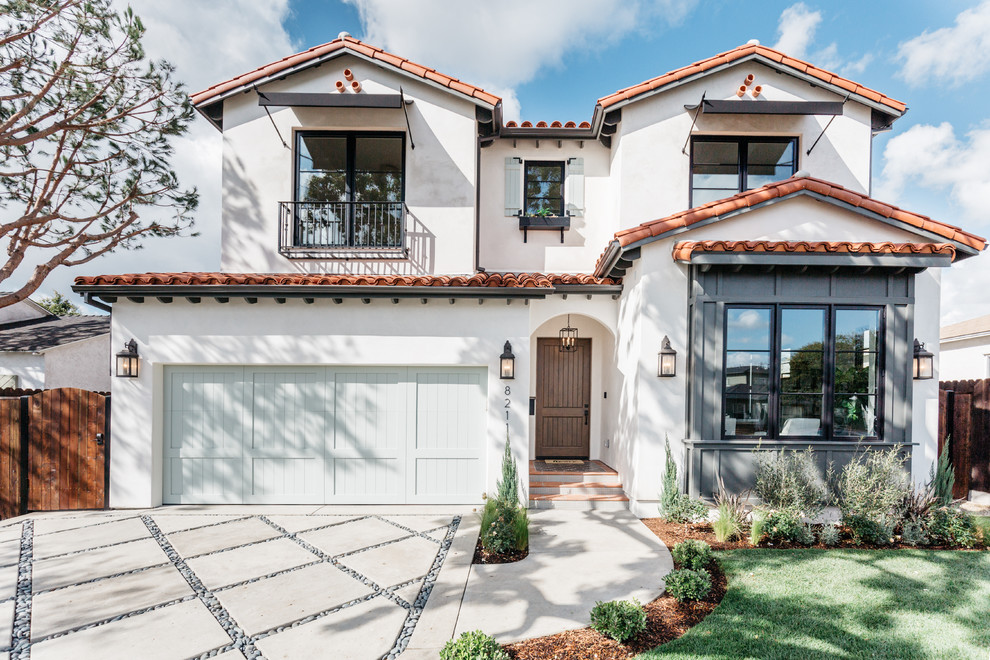 Zweistöckiges Mediterranes Einfamilienhaus mit weißer Fassadenfarbe, Satteldach und Ziegeldach in Los Angeles