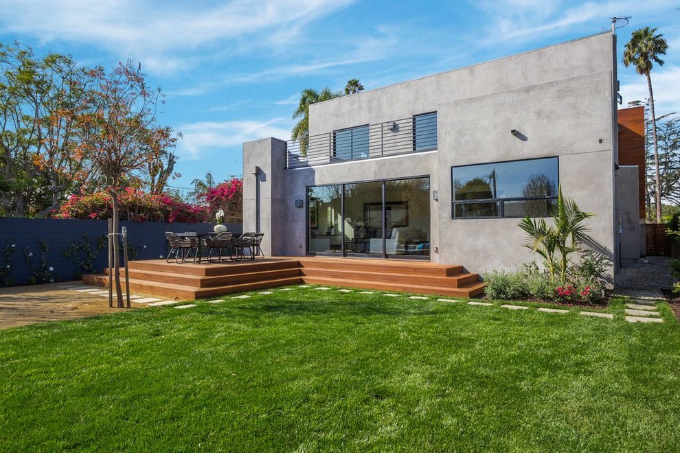 На фото: двухэтажный, серый частный загородный дом в современном стиле с облицовкой из бетона