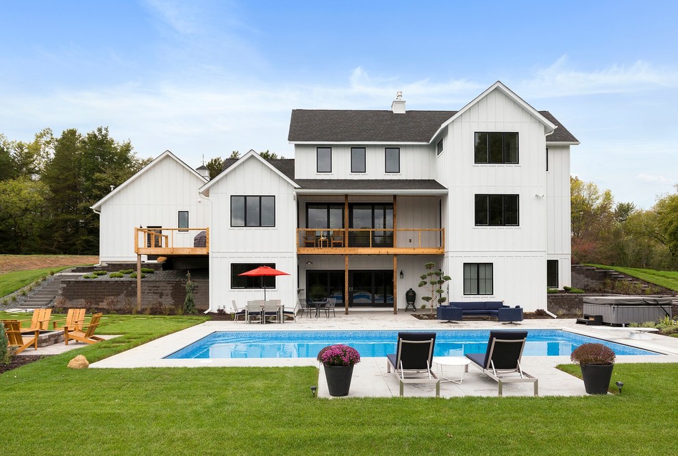 Dreistöckiges Landhaus Haus mit weißer Fassadenfarbe, Satteldach und Schindeldach in Minneapolis