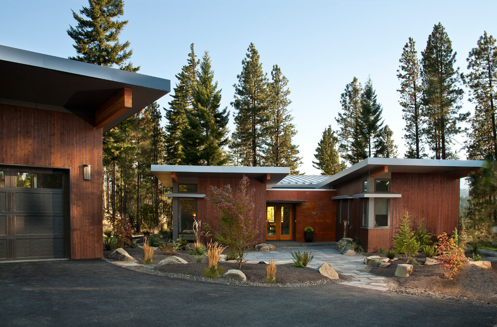 Einstöckiges Modernes Haus mit Mix-Fassade, brauner Fassadenfarbe und Pultdach in Seattle